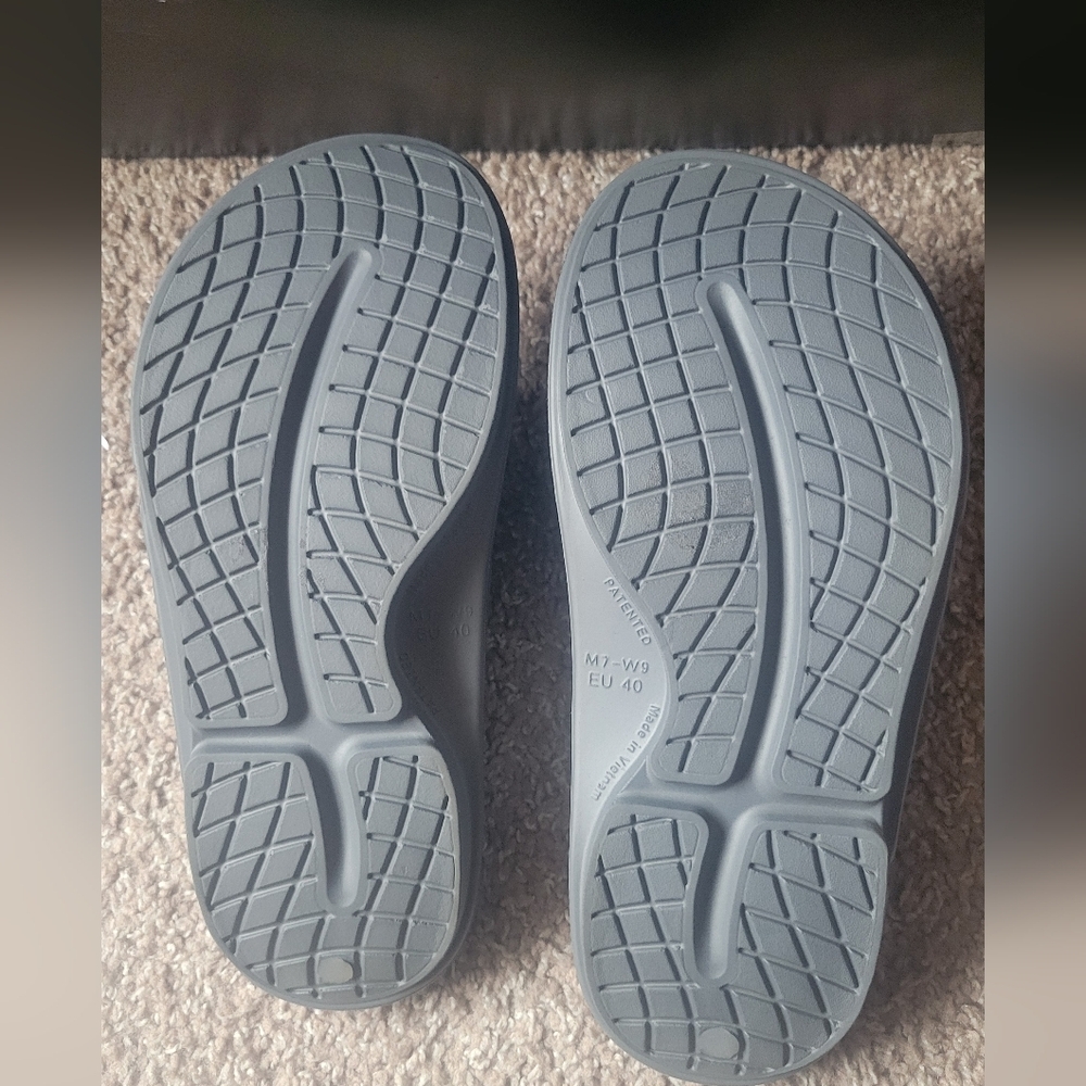 Gray OOFOS Men's Recovery Sandals - Picture 7 of 8